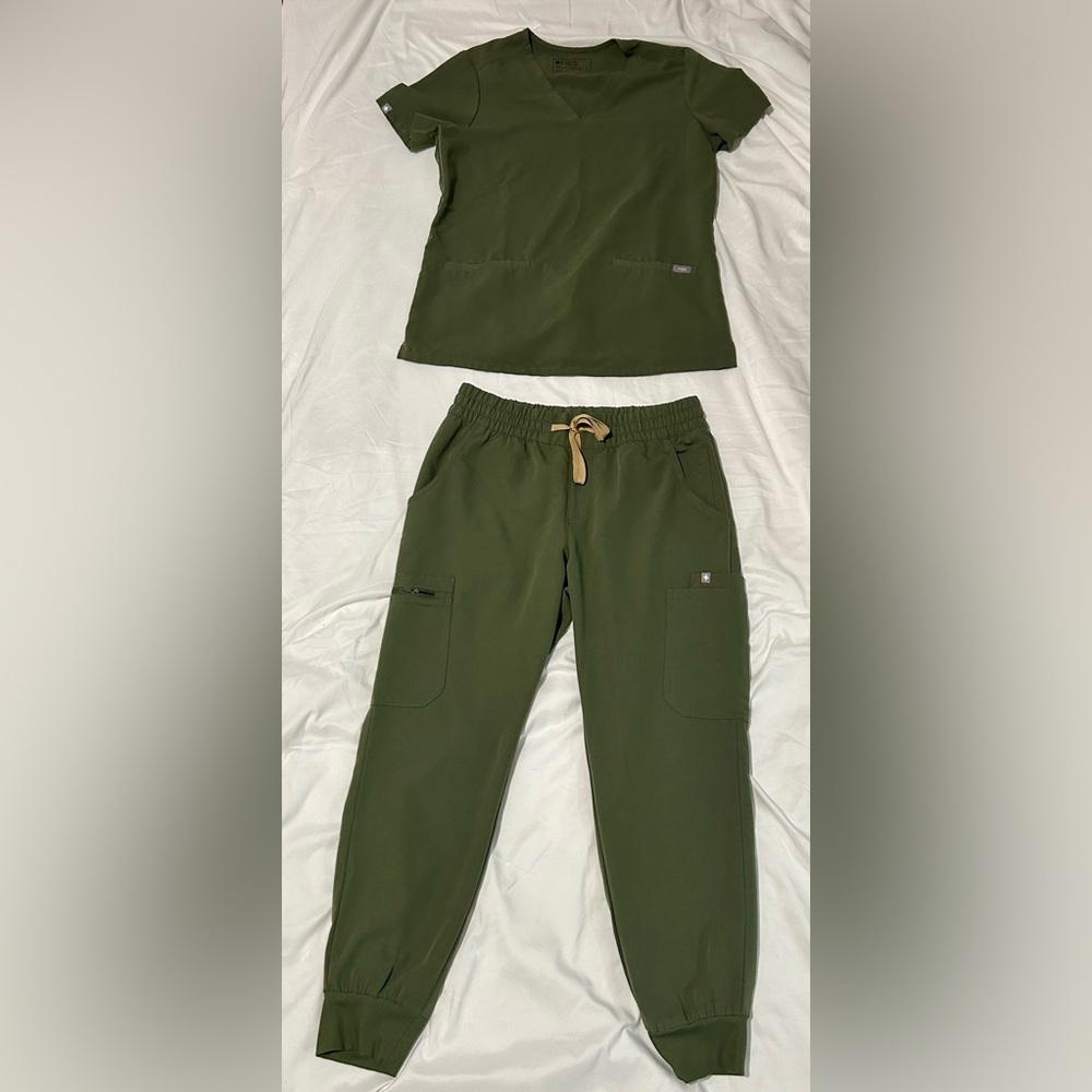 FIGS Green Scrub Set- Joggers with Drawstring